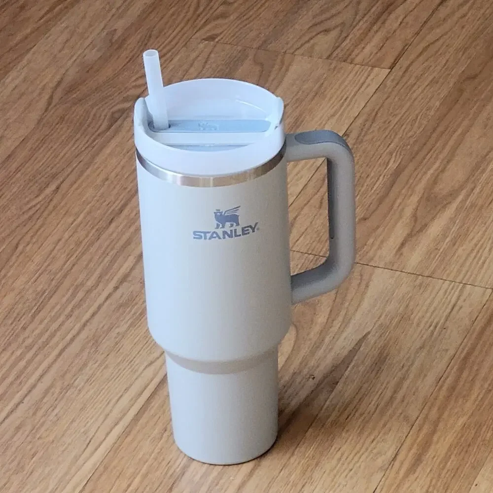 Stanley Quencher Tumbler 40oz Gray New, no tags.